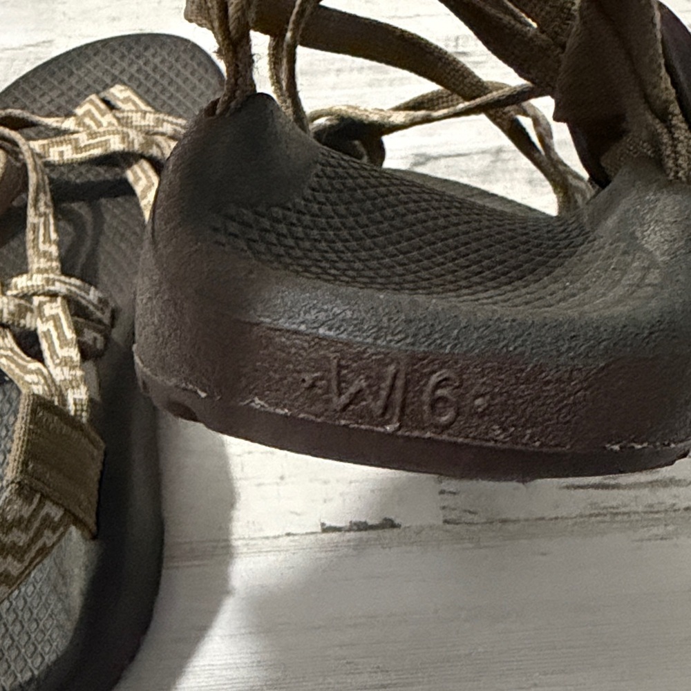 Chaco Tan and Cream Sandals size 6 - Picture 6 of 12